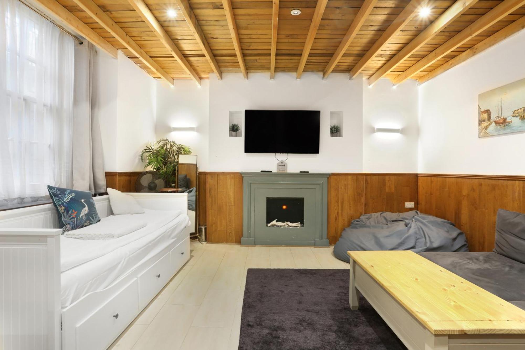 Spacious 2 Bedroom Flat Near Hyde Park By Beiroom Лондон