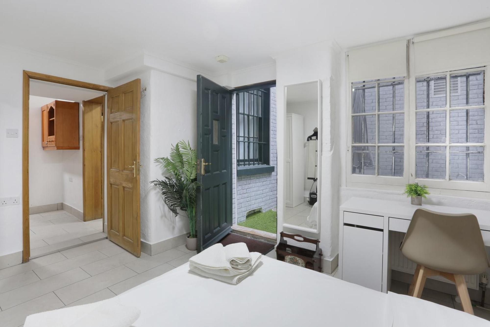 Spacious 2 Bedroom Flat Near Hyde Park By Beiroom Лондон